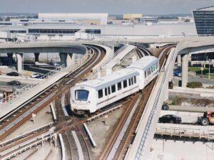 공항철도 파업 위기 속 공항 건물 옆 고가 선로를 달리는 열차