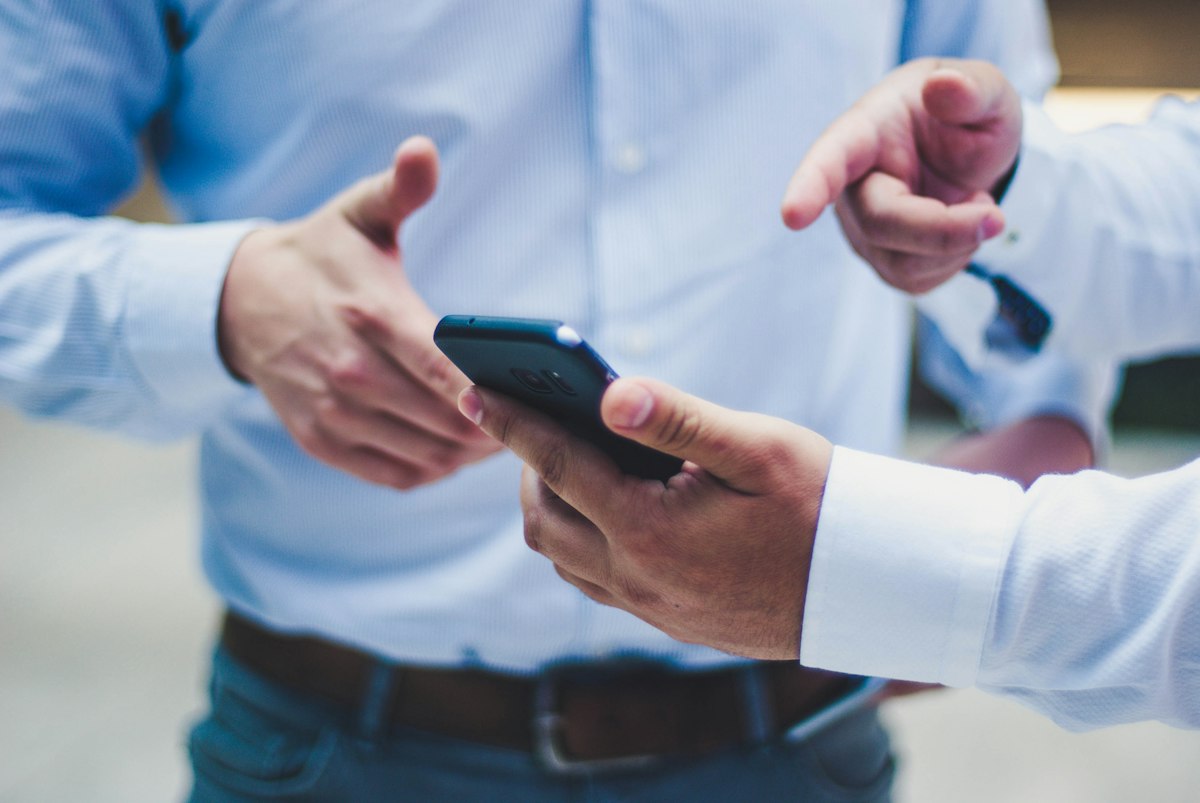 은행 해킹 개인정보 유출 여부를 은행 앱으로 확인하는 스마트폰 화면