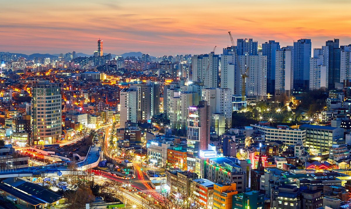 IMF 한국 경제성장률 전망 상향 소식을 떠올리게 하는 밤의 서울 도심 전경