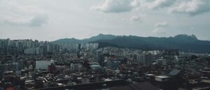 토지거래허가구역 연장 여부가 관심을 모으는 산 아래 서울 아파트 단지 전경
