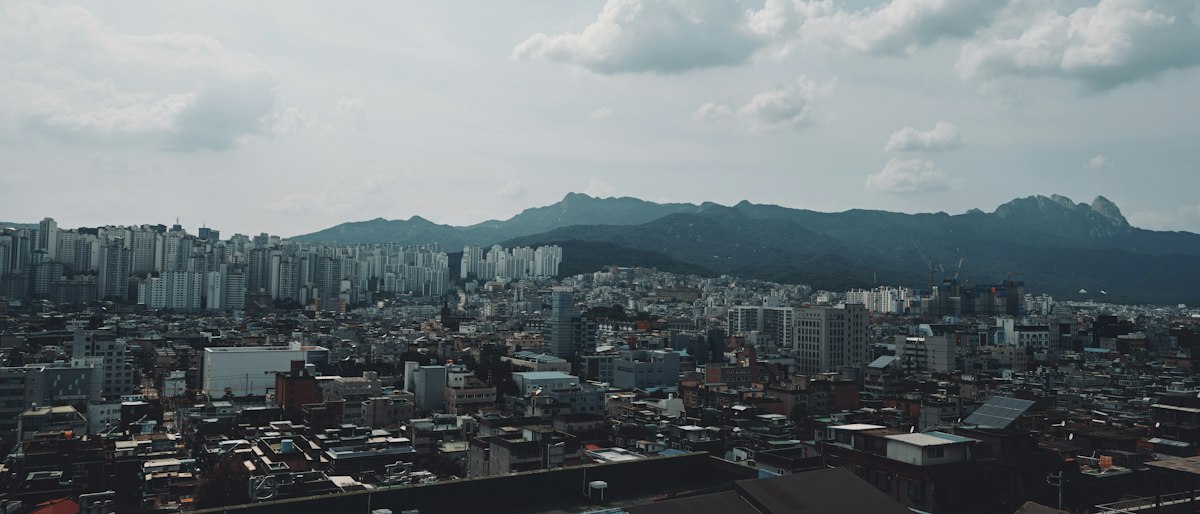 토지거래허가구역 연장 여부가 관심을 모으는 산 아래 서울 아파트 단지 전경
