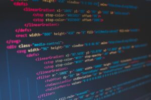 PHP 취약점 보안 업데이트를 떠올리게 하는 모니터 속 웹 코드 화면