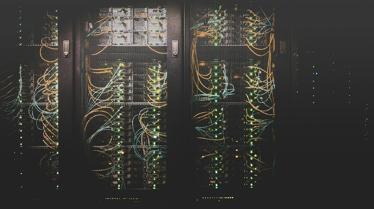 PHP 취약점 영향을 받는 웹서버가 들어 있는 서버 랙과 네트워크 케이블