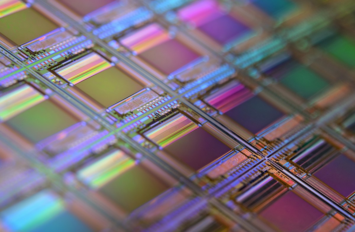 TSMC 실적발표 3분기 결과를 상징하는 무지갯빛 칩이 새겨진 반도체 실리콘 웨이퍼