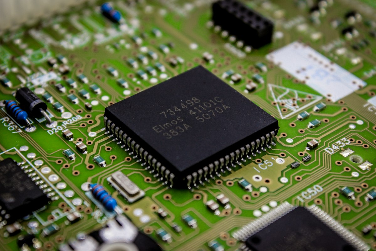TSMC 실적발표에서 비중이 커진 첨단 공정 반도체 칩이 기판 위에 놓인 모습